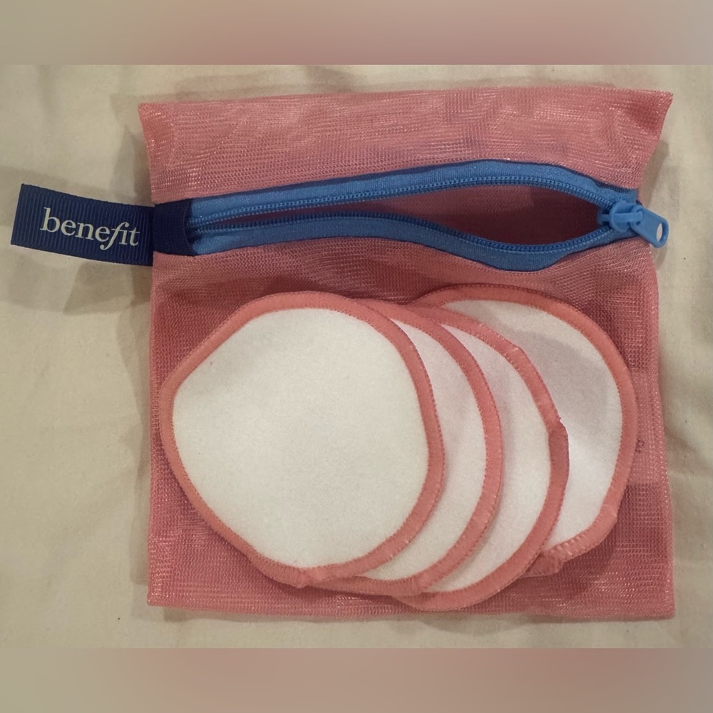 NWT Benefit Reusable Makeup Remover Pad - pack of 4 with bag